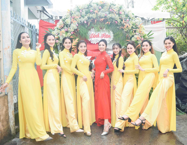 Hoa hậu trả vương miện Đặng Thu Thảo rạng rỡ bên vị hôn phu trong lễ đính hôn tại Cần Thơ