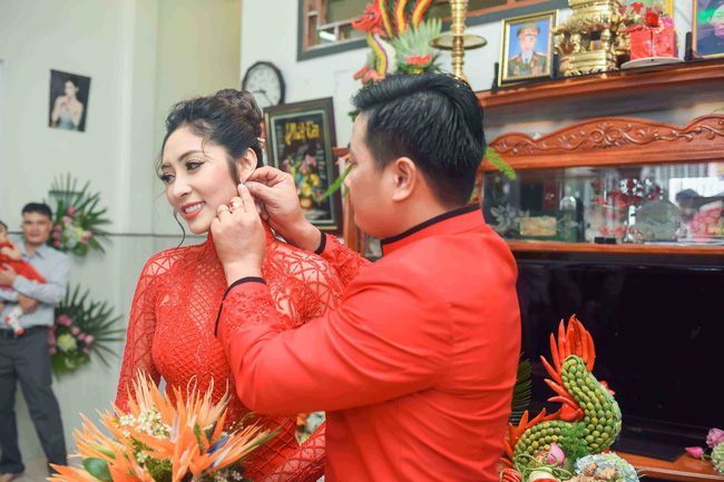 Hoa hậu trả vương miện Đặng Thu Thảo rạng rỡ bên vị hôn phu trong lễ đính hôn tại Cần Thơ