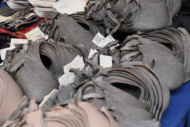 4 người Việt bị nghi dùng giấy bạc lừa máy quét chống trộm ở Singapore