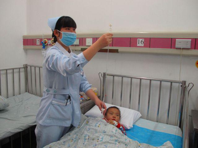 Bé 3 tuổi bị bại não dù tới 3 bệnh viện, cha mẹ cẩn thận với đồ ăn của con