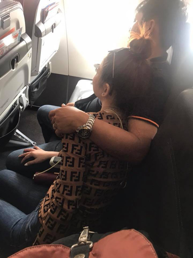 Đi máy bay vô tình phát hiện vụ ngoại tình chỉ bằng 1 câu nói, nữ hành khách chia sẻ để mẹ nào nhận ra chồng thì đem về ngay