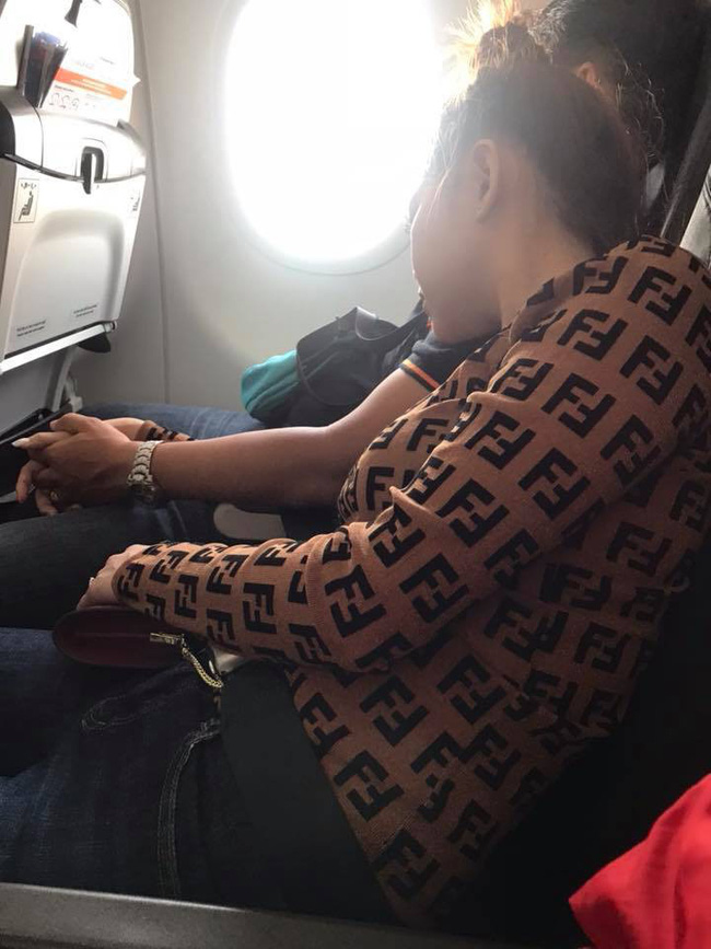 Đi máy bay vô tình phát hiện vụ ngoại tình chỉ bằng 1 câu nói, nữ hành khách chia sẻ để mẹ nào nhận ra chồng thì đem về ngay