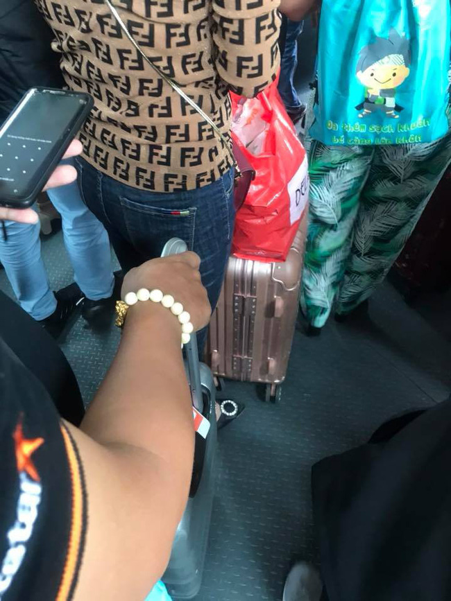 Đi máy bay vô tình phát hiện vụ ngoại tình chỉ bằng 1 câu nói, nữ hành khách chia sẻ để mẹ nào nhận ra chồng thì đem về ngay