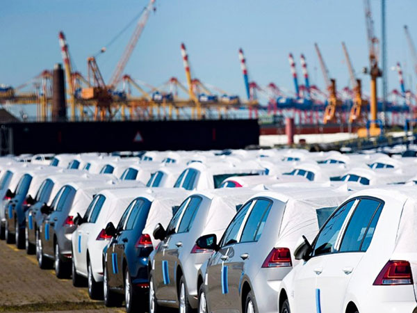 Hàng vạn ô tô thuế 0% tràn về: Hàng nhập giá ngon, xe nội gặp khó