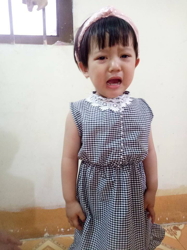 Biểu cảm siêu đáng yêu của cậu bé bị mẹ thợ may bắt làm người mẫu thử váy con gái, ai nhìn thấy cũng vừa thương vừa buồn cười