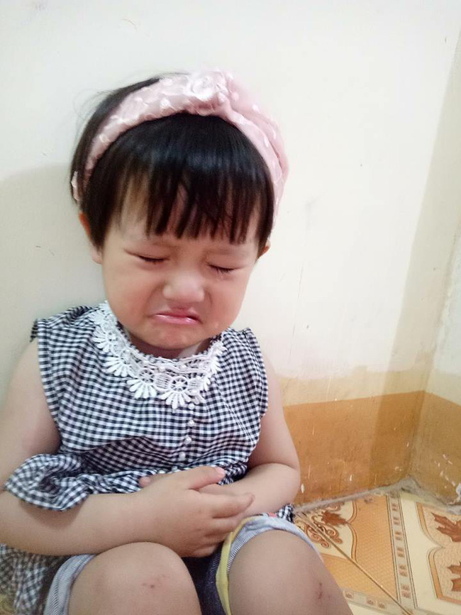 Biểu cảm siêu đáng yêu của cậu bé bị mẹ thợ may bắt làm người mẫu thử váy con gái, ai nhìn thấy cũng vừa thương vừa buồn cười