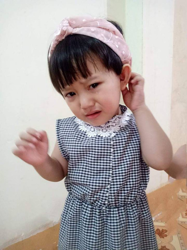 Biểu cảm siêu đáng yêu của cậu bé bị mẹ thợ may bắt làm người mẫu thử váy con gái, ai nhìn thấy cũng vừa thương vừa buồn cười