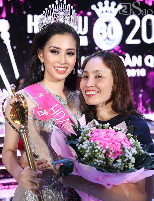 Mẹ của Tân Hoa hậu Việt Nam 2018: Tôi không quan tâm đến dư luận!