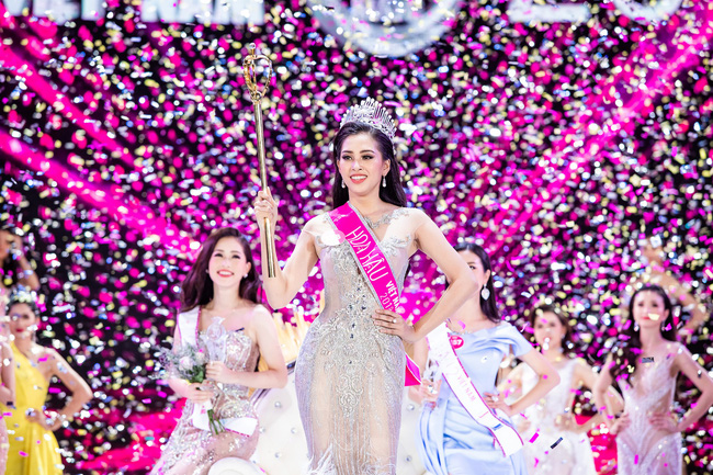 Tân Hoa hậu Trần Tiểu Vy gây cười khi run rẩy trả lời bài phỏng vấn ngắn nhất trong lịch sử họp báo Tân Hoa hậu Trần Tiểu Vy gây cười khi run rẩy trả lời bài phỏng vấn ngắn nhất trong lịch sử họp báo