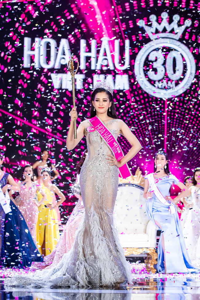 Tân Hoa hậu Trần Tiểu Vy gây cười khi run rẩy trả lời bài phỏng vấn ngắn nhất trong lịch sử họp báo Tân Hoa hậu Trần Tiểu Vy gây cười khi run rẩy trả lời bài phỏng vấn ngắn nhất trong lịch sử họp báo