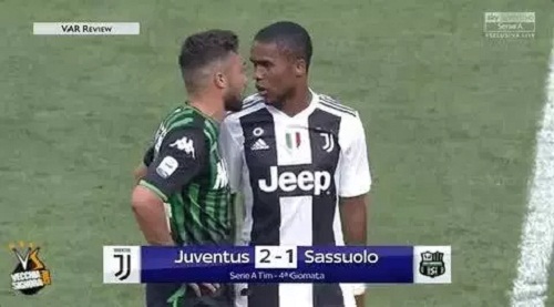 Đồng đội của Ronaldo húc đầu, nhổ nước bọt vào miệng đối thủ