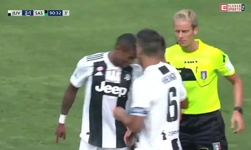 Đồng đội của Ronaldo húc đầu, nhổ nước bọt vào miệng đối thủ