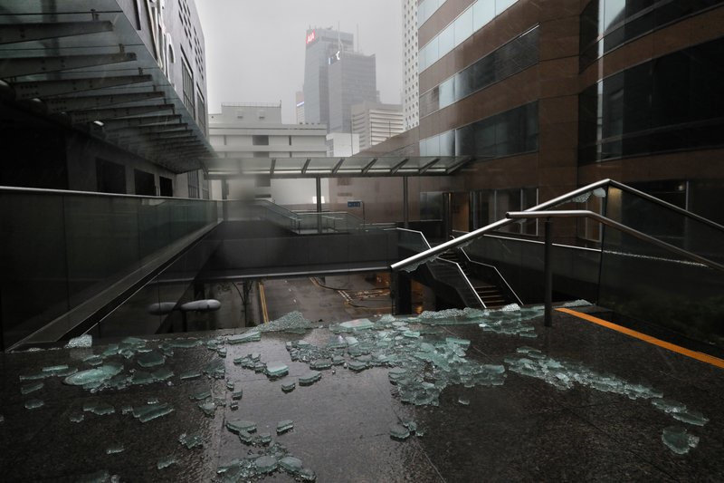 Cửa kính vỡ vụn tại cao ốc Hong Kong sau bão Mangkhut