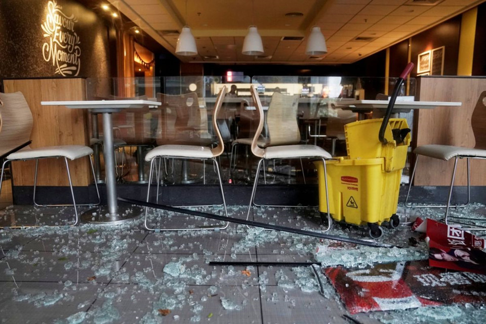 Cửa kính vỡ vụn tại cao ốc Hong Kong sau bão Mangkhut