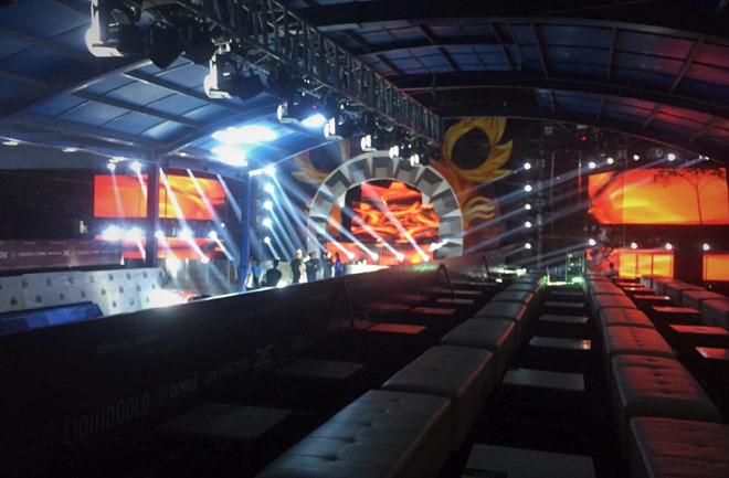 Xe cứu thương liên tục đưa thi thể nạn nhân ở đêm nhạc hội về quê