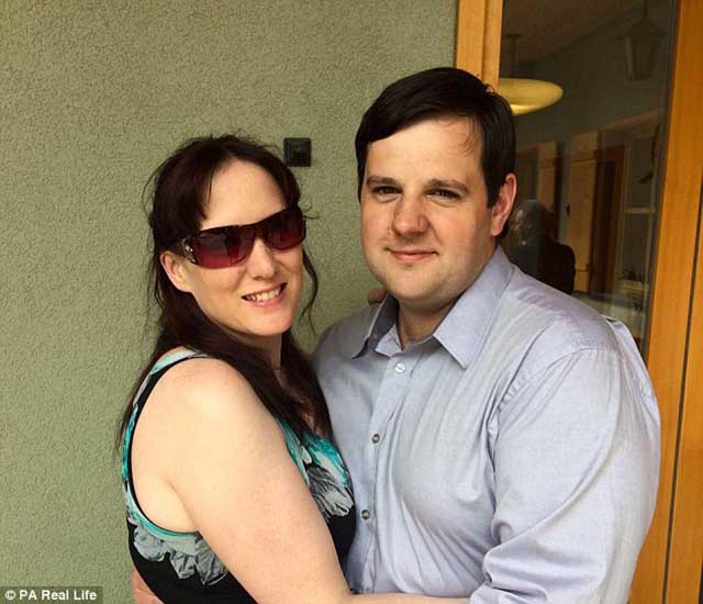 Không tháo kính áp tròng khi bơi, người phụ nữ này phải trả giá bằng con mắt của mình