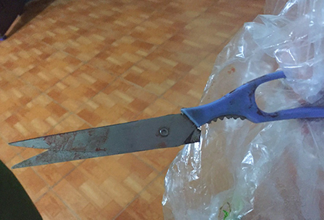 Thanh niên khai nguyên nhân cầm kéo đâm chết vợ 17 tuổi ngay trước bữa cơm vì bị... cằn nhằn