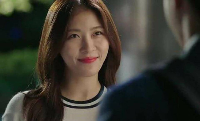 Sang nhà bạn trai ăn tân gia mang theo món quà này, cô gái bị đuổi thẳng cổ vì đã nghèo lại còn hèn