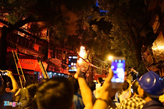 Nhiều người trắng tay sau đám cháy lớn gần Bệnh viện Nhi ở Hà Nội