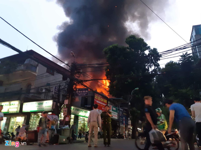 Nhiều người trắng tay sau đám cháy lớn gần Bệnh viện Nhi ở Hà Nội