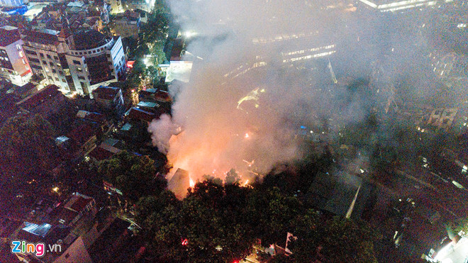 Nhiều người trắng tay sau đám cháy lớn gần Bệnh viện Nhi ở Hà Nội