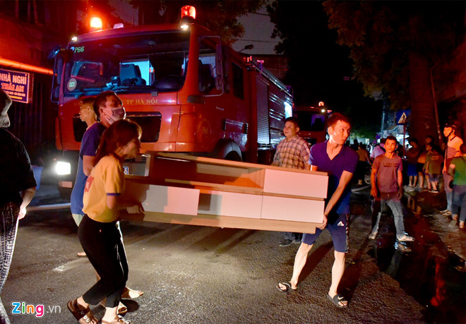 Nhiều người trắng tay sau đám cháy lớn gần Bệnh viện Nhi ở Hà Nội