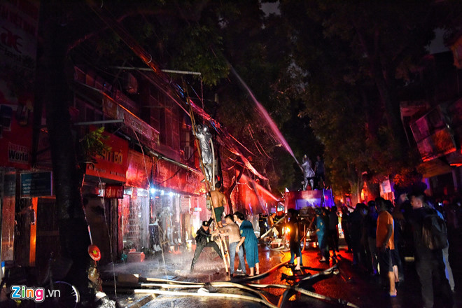 Nhiều người trắng tay sau đám cháy lớn gần Bệnh viện Nhi ở Hà Nội