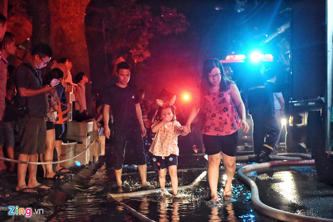 Nhiều người trắng tay sau đám cháy lớn gần Bệnh viện Nhi ở Hà Nội