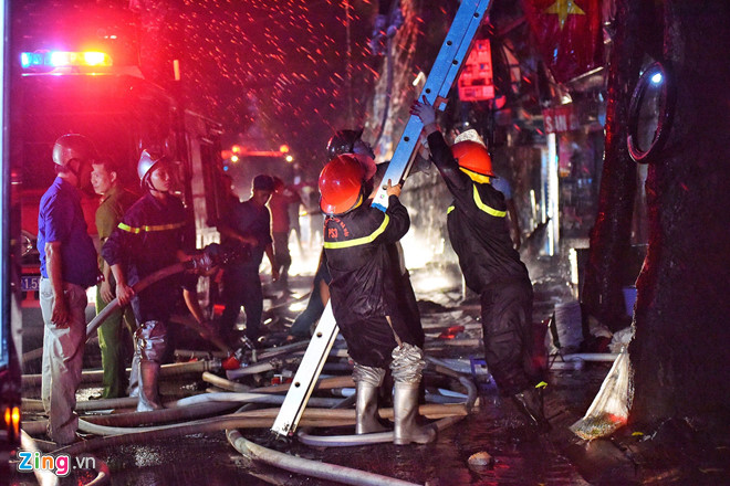 Nhiều người trắng tay sau đám cháy lớn gần Bệnh viện Nhi ở Hà Nội