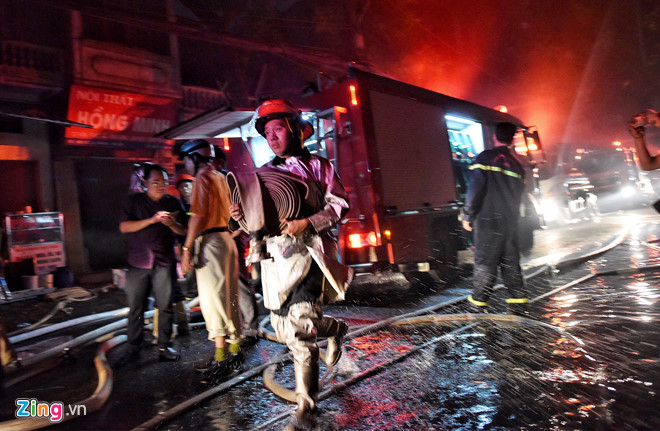 Nhiều người trắng tay sau đám cháy lớn gần Bệnh viện Nhi ở Hà Nội