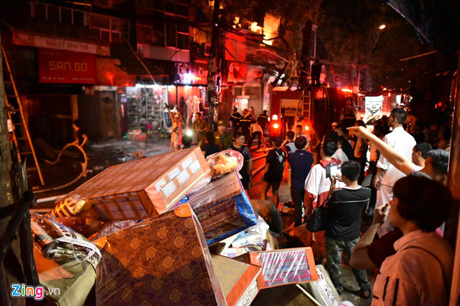 Nhiều người trắng tay sau đám cháy lớn gần Bệnh viện Nhi ở Hà Nội