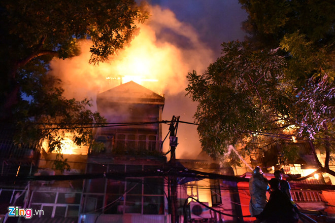 Nhiều người trắng tay sau đám cháy lớn gần Bệnh viện Nhi ở Hà Nội