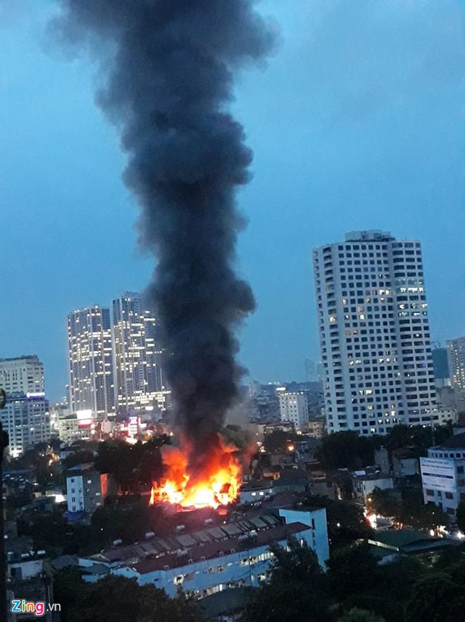 Nhiều người trắng tay sau đám cháy lớn gần Bệnh viện Nhi ở Hà Nội