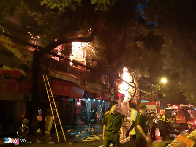 Nhiều người trắng tay sau đám cháy lớn gần Bệnh viện Nhi ở Hà Nội