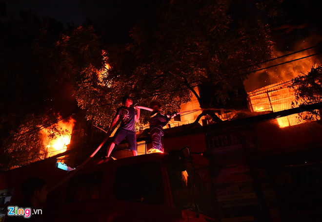 Nhiều người trắng tay sau đám cháy lớn gần Bệnh viện Nhi ở Hà Nội
