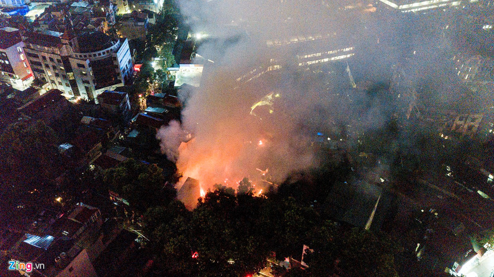 Hàng trăm người dập đám cháy lớn ở Hà Nội
