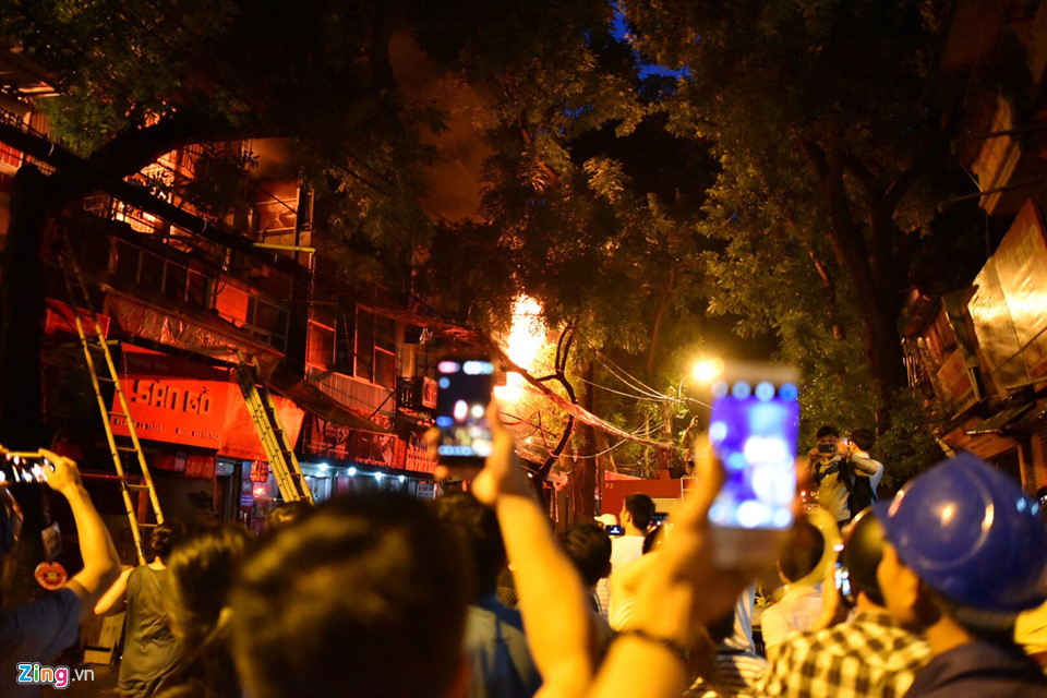 Hàng trăm người dập đám cháy lớn ở Hà Nội