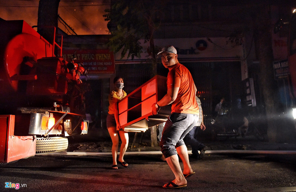 Hàng trăm người dập đám cháy lớn ở Hà Nội