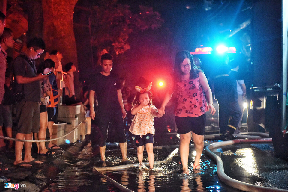 Hàng trăm người dập đám cháy lớn ở Hà Nội