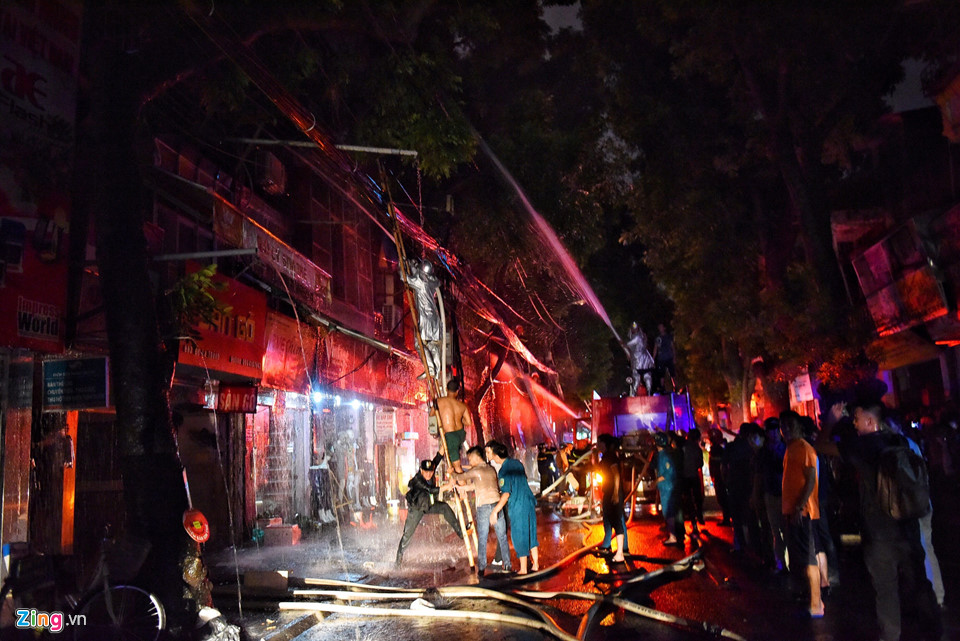 Hàng trăm người dập đám cháy lớn ở Hà Nội