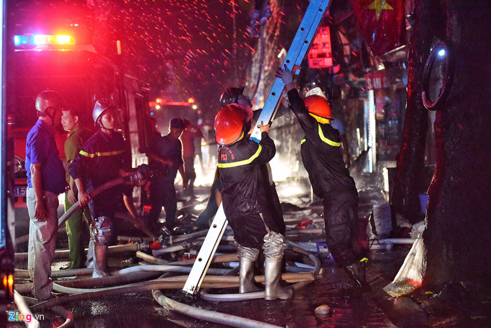 Hàng trăm người dập đám cháy lớn ở Hà Nội