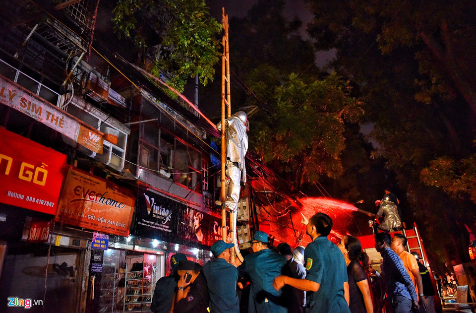 Hàng trăm người dập đám cháy lớn ở Hà Nội