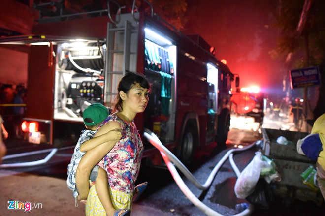 Nhiều người trắng tay sau đám cháy lớn gần Bệnh viện Nhi ở Hà Nội