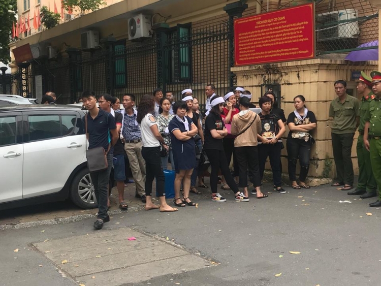 Xét xử vụ nam sinh sát hại thiếu phụ ở chung cư cao cấp: Người thân mang di ảnh đến tòa, mẹ nạn nhân khóc ngất gọi tên con