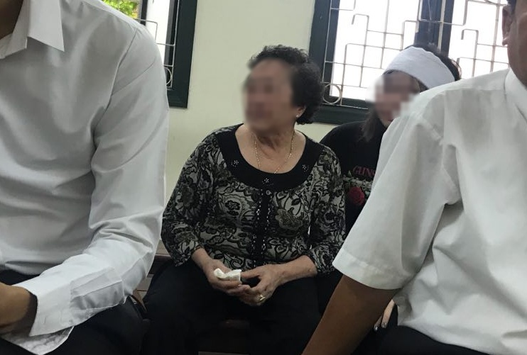 Xét xử vụ nam sinh sát hại thiếu phụ ở chung cư cao cấp: Người thân mang di ảnh đến tòa, mẹ nạn nhân khóc ngất gọi tên con