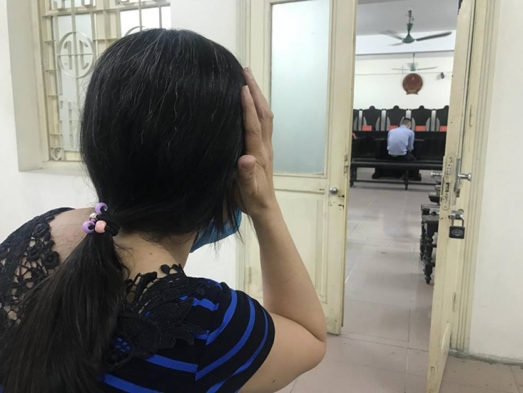 Xét xử vụ nam sinh sát hại thiếu phụ ở chung cư cao cấp: Người thân mang di ảnh đến tòa, mẹ nạn nhân khóc ngất gọi tên con