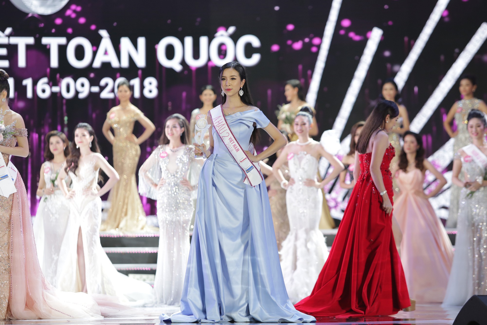 Soi học lực của Á hậu 2 Nguyễn Thị Thúy An: Sinh viên khoa Quản trị Kinh doanh và là Miss thân thiện của HUTECH
