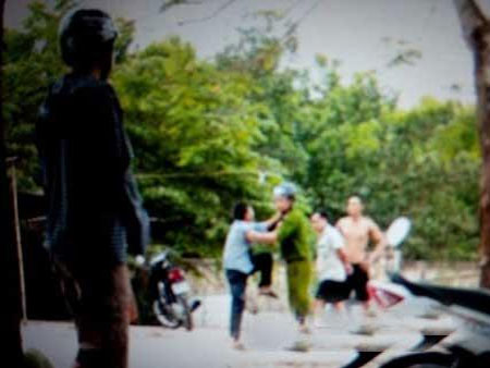 Người phụ nữ ở miền Tây dùng dao chém trung tá công an giữa chợ