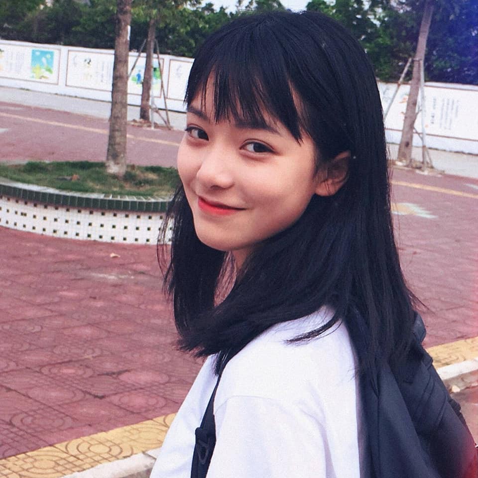 Sở hữu vẻ mặt trẻ thơ xinh xắn, cô bạn dám thách thức cả kiểu tóc mái nham nhở khó nhằn