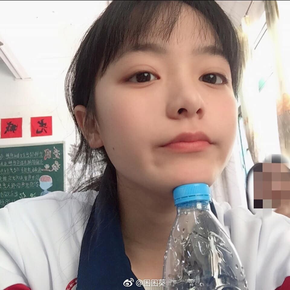 Sở hữu vẻ mặt trẻ thơ xinh xắn, cô bạn dám thách thức cả kiểu tóc mái nham nhở khó nhằn